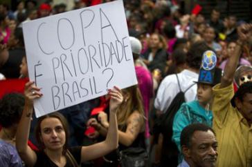 "WM - Priorität für Brasilien?" Demonstrantin mit Plakat "WM - Priorität für Brasilien?"