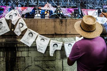 In ganz Mexiko fordern Menschen die Aufklärung im Fall der verschleppten Studenten - hier in Oaxaca In ganz Mexiko fordern Menschen die Aufklärung im Fall der verschleppten Studenten - hier in Oaxaca