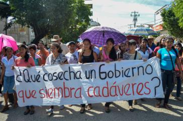 Demonstrantinnen in San Luis Acatlán im Bundesstaat Guerrero: "Was erntet eine Regierung, die Leichen sät?" Demonstrantinnen in San Luis Acatlán im Bundesstaat Guerrero: "Was erntet eine Regierung, die Leichen sät?"