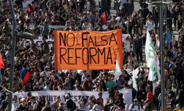Zehntausende Schüler und Studenten bekunden ihr Misstrauen gegenüber den geplanten Bildungsreformen