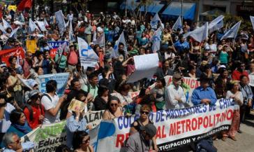 Demonstration von Lehrern in Santiago. Sie haben einen unbefristeten Streik ausgerufen Demonstration von Lehrern in Santiago. Sie haben einen unbefristeten Streik ausgerufen