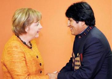Morales und Merkel beim EU-CELAC-Gipfel in Chile Januar 2013.