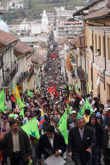 Tausende Menschen zogen am 30. September zum Regierungspalast und forderten die Freilassung von Präsident Correa