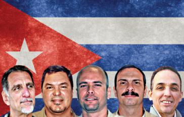 Mitglieder der Cuban Five vor der kubanischen Fahne