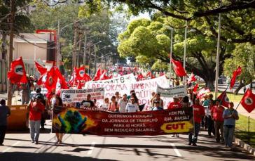 Juli 2013: Arbeiter demonstrieren für die Einführung der 40-Stunden-Woche