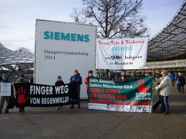 Terror, Tote und Turbinen – die Aktivisten mahnten die Aktionäre vor der Siemens Hauptversammlung