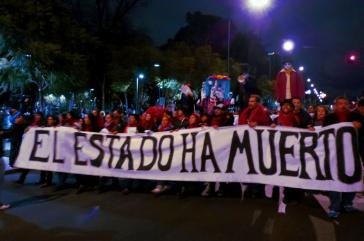 Künstler protestierten in Mexiko-Stadt. Auf dem Transparent steht: "Der Staat ist tot" Künstler protestierten in Mexiko-Stadt. Auf dem Transparent steht: "Der Staat ist tot"