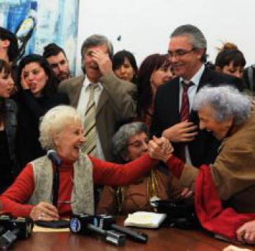 Estela de Carlotto und Familienangehörige bei der Bekanntgabe der Entdeckung ihres seit 36 Jahren verschwundenen Enkelsohnes Estela de Carlotto und Familienangehörige bei der Bekanntgabe der Entdeckung ihres seit 36 Jahren verschwundenen Enkelsohnes