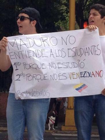 Oppositionelle Demonstranten: "Maduro versteht die Studenten nicht 1. weil er nie studiert hat, 2. weil er kein Venezolaner ist"