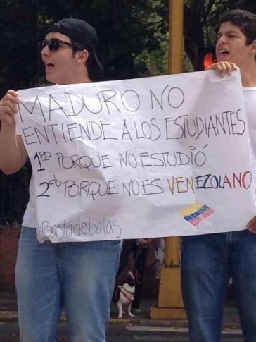 Oppositionelle Demonstranten: "Maduro versteht die Studenten nicht 1. weil er nie studiert hat, 2. weil er kein Venezolaner ist" Oppositionelle Demonstranten: "Maduro versteht die Studenten nicht 1. weil er nie studiert hat, 2. weil er kein Venezolaner ist"