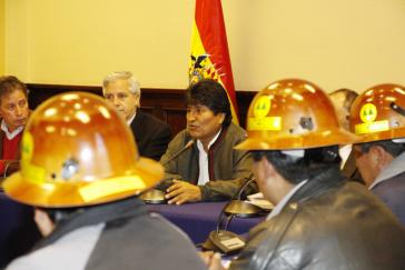 Präsident Evo Morales mit Vertretern der Gewerkschaft Fencomin am Donnerstag