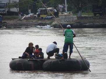 Migranten überqueren den unbefestigten Grenzfluss Suchiate zwischen Guatemala und Mexiko Migranten überqueren den unbefestigten Grenzfluss Suchiate zwischen Guatemala und Mexiko