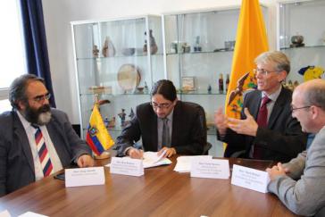 Botschafter Jurado und Minister Ramírez unterschreiben das Abkommen mit dem DIHK