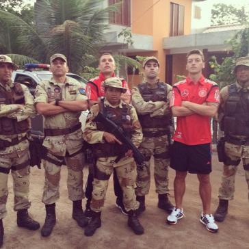 Podolski, Özil und brasilianische Soldaten: "Wir sind sicher hier."