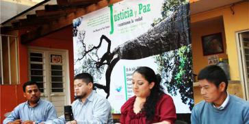 Aktivisten und Betroffene von Viejo Velasco in El Limonar, Chiapas. Rechts im Bild Diego Moreno Montejo, Sohn eines Opfers und Mitglied der Indigenenorganisation X'inich