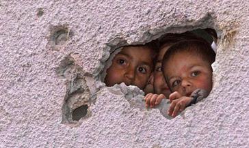 Kinder im Gaza-Streifen suchen Schutz