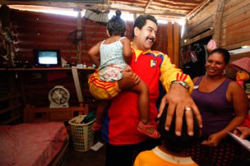 Präsident Maduro beim Besuch einer Familie in einem Armenviertel in Charallave, im Bundesstaat Miranda