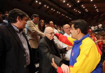 Präsident Maduro beim Treffen mit Vertretern der landesweiten "Bewegung für den Frieden und das Leben", hier José Antonio Abreu, der Gründer des venezolanischen Jugendorchesters