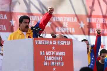 Präsident Maduro kritisiert die Sanktionen scharf. 
Auf dem Podium geschrieben steht: "Venezuela wird respektiert - wir akzeptieren keine Sanktionen durch das Imperium"
