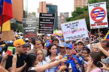 Bildmitte: Die Abgeordnete María Corina Machado und der Bürgermeister des Hauptstadtbezirks von Caracas, Antonio Ledezma, bei der antikubanischen Demonstration Bildmitte: Die Abgeordnete María Corina Machado und der Bürgermeister des Hauptstadtbezirks von Caracas, Antonio Ledezma, bei der antikubanischen Demonstration