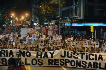 Angehörige von Opfern der Diktatur fordern die Aufklärung der Verbrechen und die Bestrafung der Verantwortlichen. Hier beim Schweigemarsch in Montevideo im Jahr 2013
