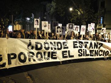 In Uruguay findet jedes Jahr am 20. Mai ein Schweigemarsch zum Gedenken an die Opfer der Diktatur statt, 2014 war das Motto: "Wo sind sie? Warum das Stillschweigen?" "Wo sind sie? Warum das Schweigen?". Transparent beim Schweigemarsch für die Ver