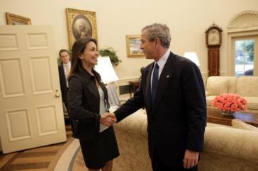 Die Gründerin von "Súmate", María Corina Machado, mit US-Präsident George W. Bush im Jahr 2005 Die Gründerin von "Súmate", María Corina Machado, mit US-Präsident George W. Bush im Jahr 2005