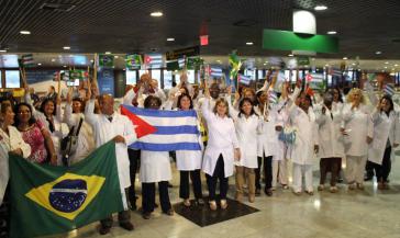 Kubanische Ärzte bei der Ankunft in Brasilien