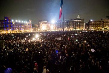 Demonstranten am Abend des 20. November auf dem zentralen Platz der Hauptstadt, dem Zócalo Demonstranten am Abend des 20. November auf dem zentralen Platz der Hauptstadt, dem Zócalo