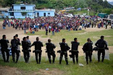 Nach der Ausrufung des Ausnahmezustandes ist die Polizei mit einem großen Aufgebot in den Gemeinden von San Juan Sacatepéquez präsent Nach der Ausrufung des Ausnahmezustandes ist die Polizei mit einem großen Aufgebot in den Gemeinden von San Juan Sacatepéquez präsent