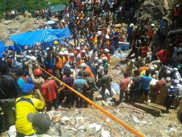 Wollen die Suche nach den Verschütteten fortsetzen: Minenarbeiter an der Unglücksstelle