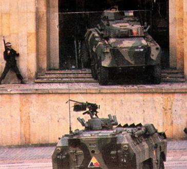 Militärpanzer beim Eindringen in den Justizpalast, den die M19-Guerilla besetzt hatte, um einen öffentlichen Prozess gegen die damalige Regierung Betancur durchzuführen
