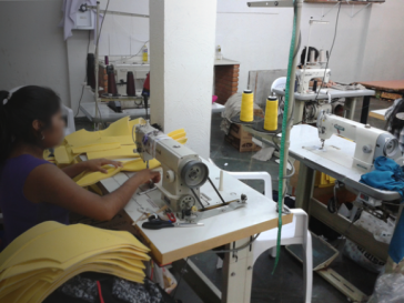 Eine Peruanerin produziert in Brasilien Markenkleidung Eine Peruanerin produziert in Brasilien Markenkleidung