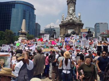 Tausende Menschen versammelten sich im Zentrum von Mexiko-Stadt um Aufklärung einzufordern über das Schicksal von verschwundenen Angehörigen