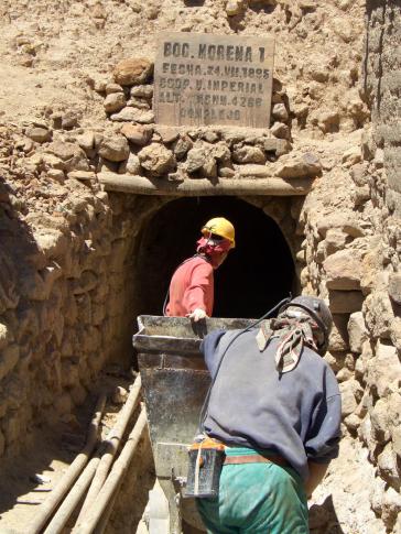 Einfahrt in die fast 500 Jahre alte Mine "Reicher Berg" in Potosí, Bolivien