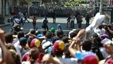 Demonstranten und Polizisten in Caracas