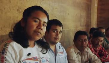 Versammlung von Kleinbauernfamlien aus Mexiko und Guatemala.
(Screenshot aus dem Dokumentarfilm 'Mujer Semilla' von Fernanda Rivero)