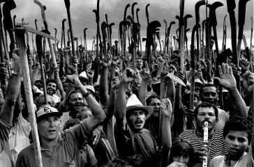 "Das Zeichen des Sieges" aus der Reihe MST des Photographen Sebastião Salgado "Das Zeichen des Sieges" aus der Reihe MST des Photographen Sebastião Salgado