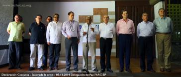 Vertreter der Friedensdelegationen der FARC (links) und der Regierung (rechts) verlesen am 3. Dezember ihr gemeinsames Kommuniqué