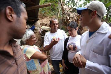 Ein Team der Sozialprogramme im Gespräch mit einer Bewohnerin von San Pedro de Guarenas, Bundesstaat Miranda