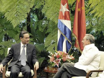 Chinas Außenminister Wang Yi und der kubanische Präsident Raúl Castro in Havanna