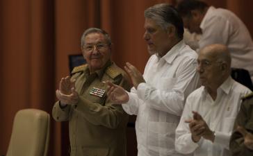 Kubas Präsident Raúl Castro (links) mit dem ersten Vizepräsidenten Miguel Díaz-Canel und dem Vizepräsidenten des Staatsrats, Machado Ventura, auf der Plenarsitzung Raúl Castro, Díaz-Canel, Machado Ventura