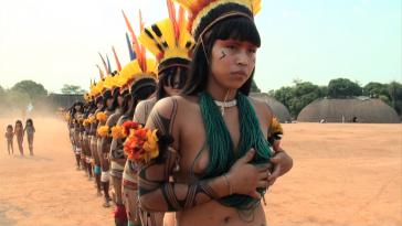 Kuikuro-Frauen beim Ritual Jamurikumálu Kuikuro-Frauen beim Ritual Jamurikumálu