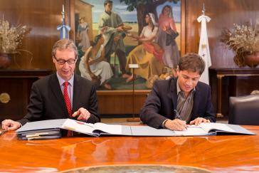 Der deutsche Botschafter, Bernhard Graf von Waldersee, und Argentiniens Wirtschaftsminister Axel Kicillof bei der Unterzeichnung des Abkommens