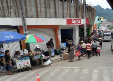 Arbeitende des informellen Sektors auf den Straßen Quichés