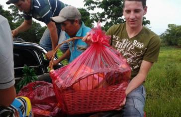 Arlan Fick mit seiner Familie bei der Verteilung von 100 Weihnachtsgeschenkkörben an die arme Dorfbevölkerung der Gemeinde Colonia Nueva Fortuna