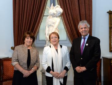 Präsidentin Bachelet (M.) mit der neuen Bildungsministerin Adriana Delpiano und ihrem Vorgänger Nicolás Eyzaguirre Präsidentin Bachelet (M.) mit der neuen Bildungsministerin Adriana Delpiano und ihrem Vorgänger Nicolás Eyzaguirre