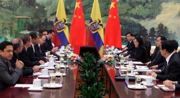 Ecuadors Delegation kommt mit Chinas Ministerpräsident Li Keqiang und weiteren Funktionären zusammen