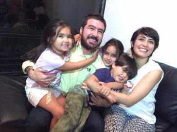 Daniel Ceballos mit Frau und Kindern nach seiner Entlassung in den Hausarrest