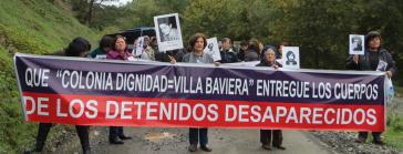 Angehörige von Verschwundenen demonstrieren auf dem Zufahrtsweg zur Colonia Dignidad, die sich heute "Villa Baviera" nennt
